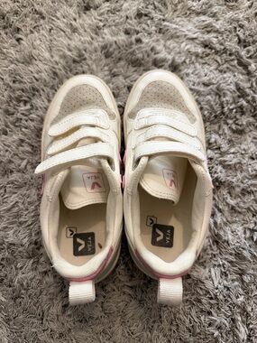 Veja Kids Cream & Pink Velcro Sneakers